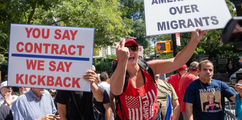 Protesta frente a la mansión del alcalde de Nueva York debido a la crisis migratoria