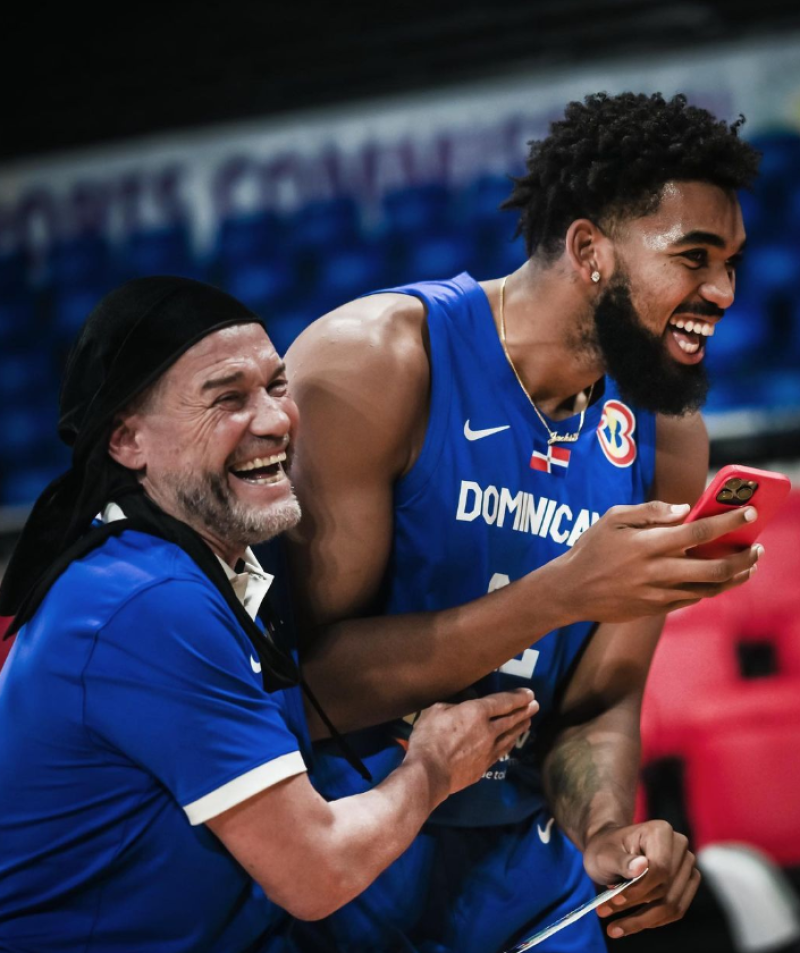 Nestor ‘Che’ García, el acento argentino que va con los dominicanos en el Mundial de Baloncesto