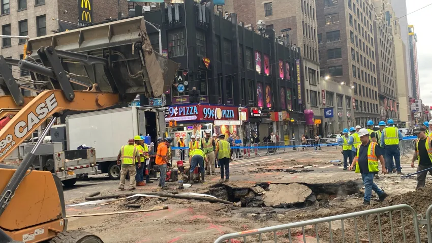 La rotura de una tubería de agua en Nueva York inunda calles y metro de Times Square