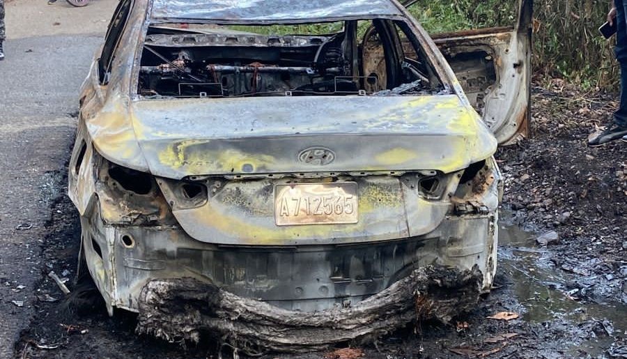 BONAO: Hallan a dos personas calcinadas y atadas en vehículo