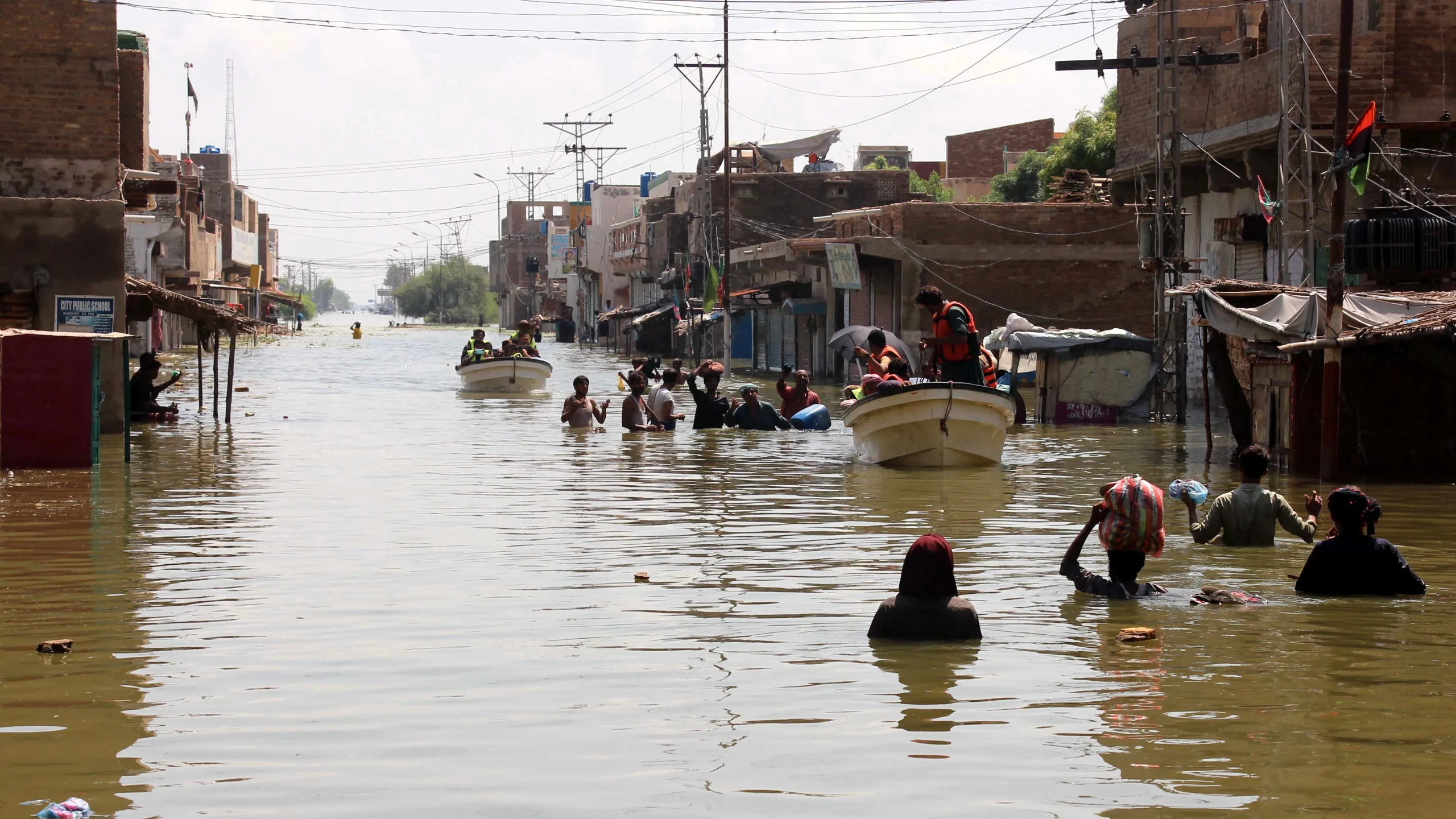 Pakistán eleva alerta en el este del país con más de 128 mil evacuados por inundaciones