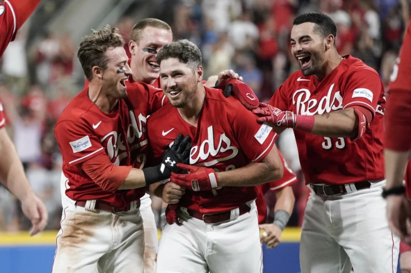 De la Cruz y Renfroe ayudan en remontada de Rojos ante Cachorros, Candelario pega Hr. 20