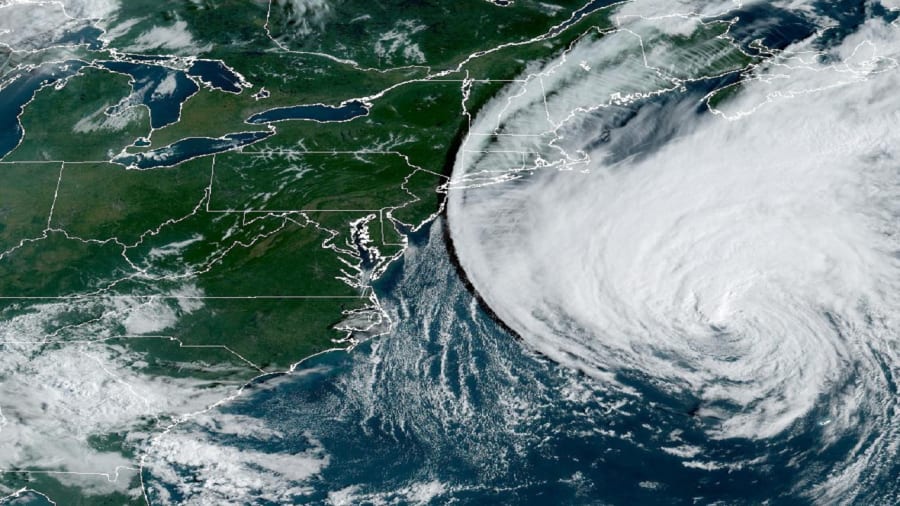 La tormenta Lee llega a Canadá y deja sin luz a 120,000 hogares