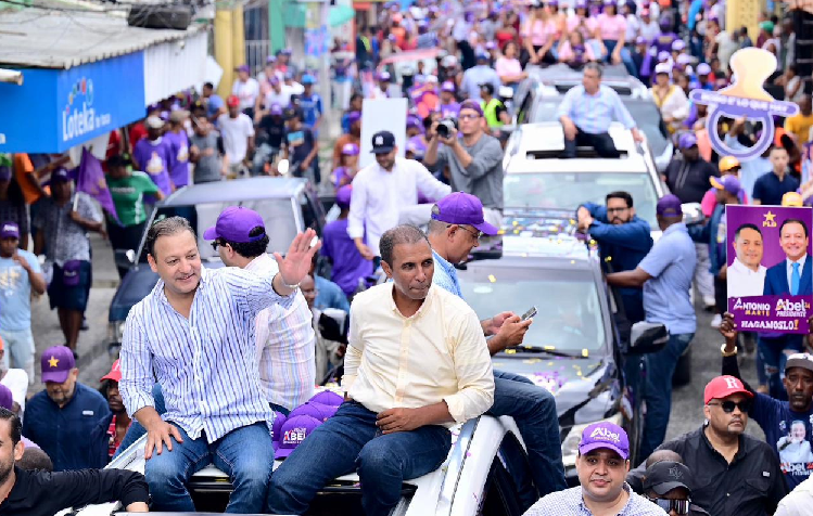 Peledeístas se movilizaron este sábado en barrios de la capital