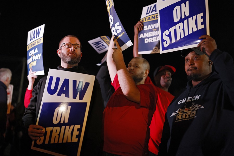 Miles de trabajadores de GM, Ford y Stellantis se declaran en huelga en Estados Unidos