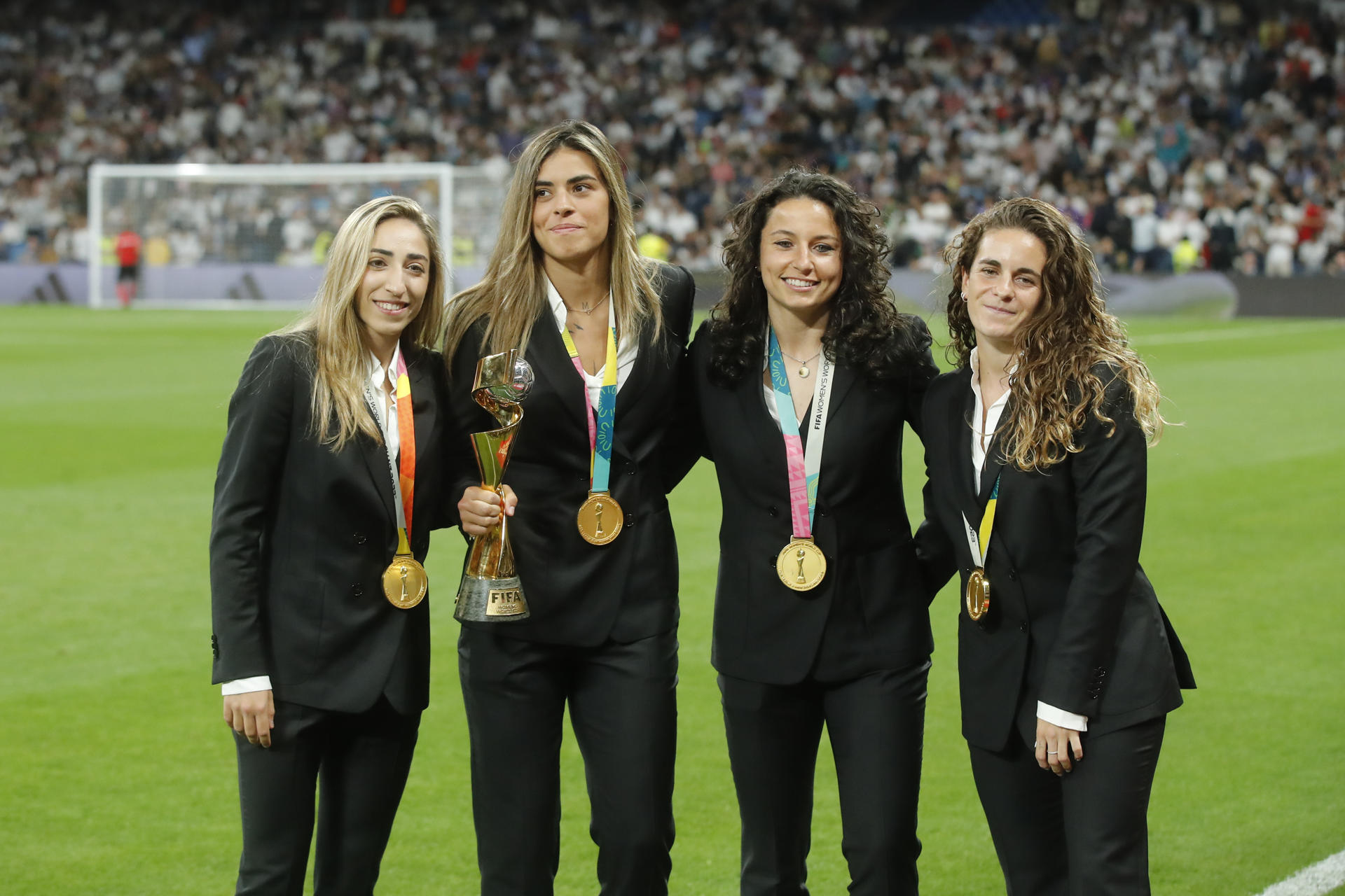 Las campeonas del mundo madridistas ofrecen el título al público del Santiago Bernabéu