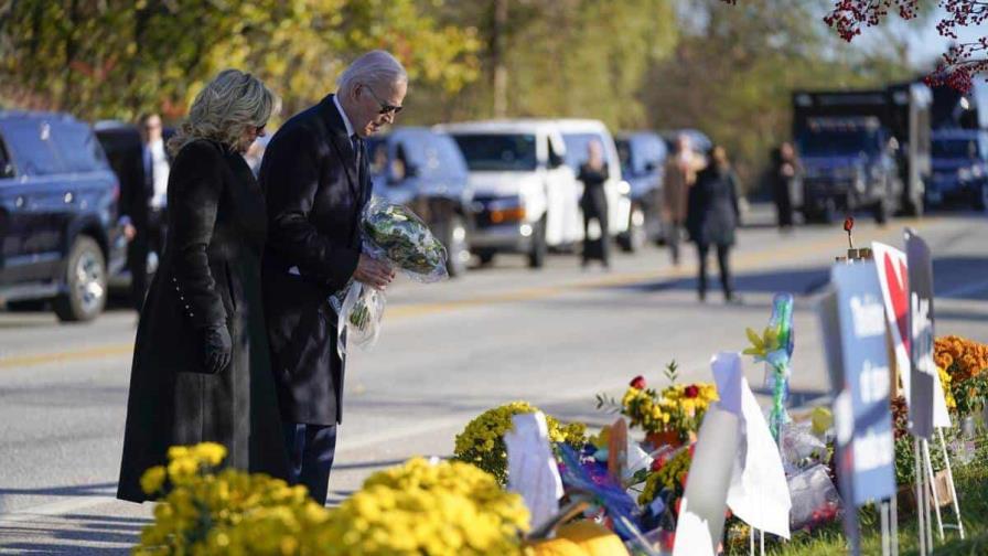 Biden dice a residentes de ciudad de Maine tras tiroteo masivo: “No están solos”