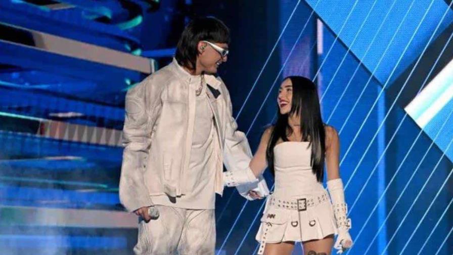 ¿Romance confirmado? Peso Pluma besa a Nicky Nicole en pleno concierto