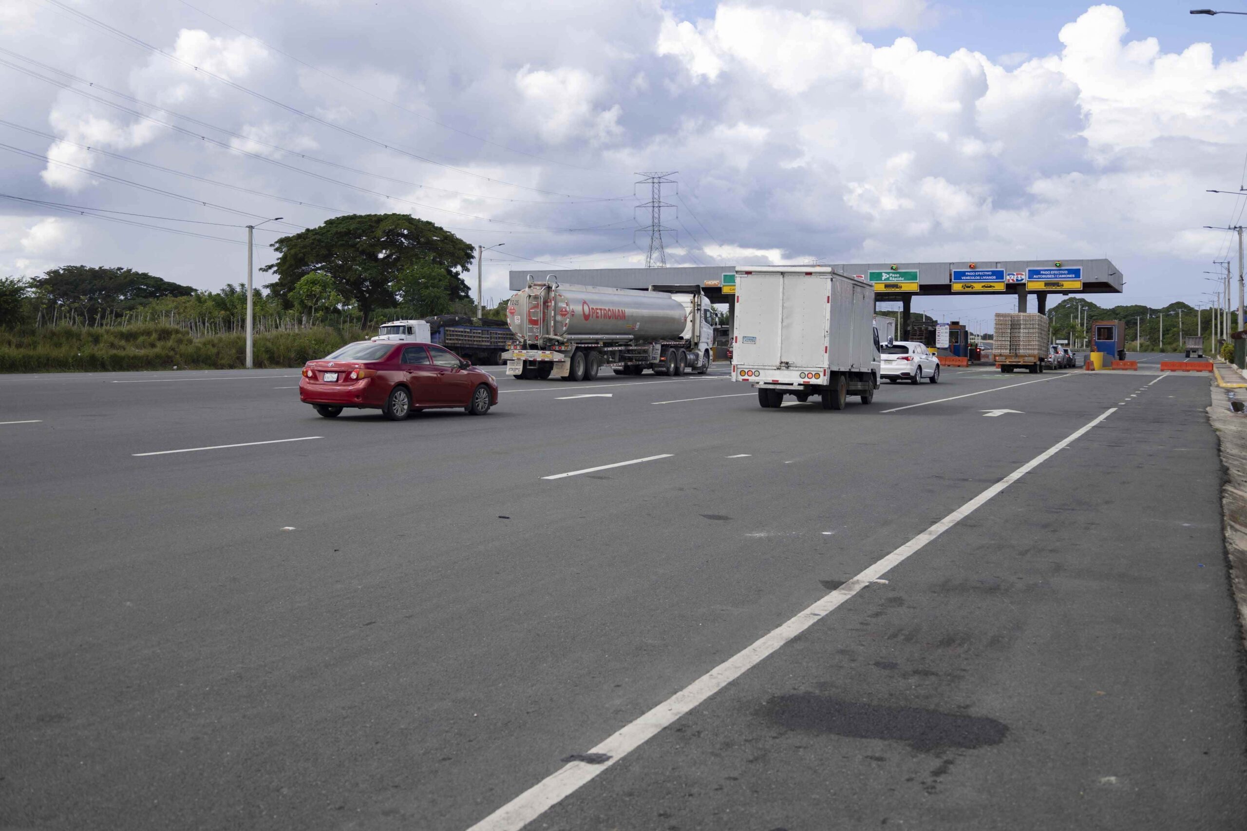 Conductores de vehículos pesados violan resolución que prohíbe circulación por la ciudad