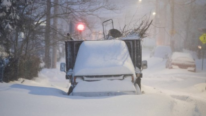 Una tormenta de nieve complica la movilidad en el Medio Oeste de EE.UU. en Navidad