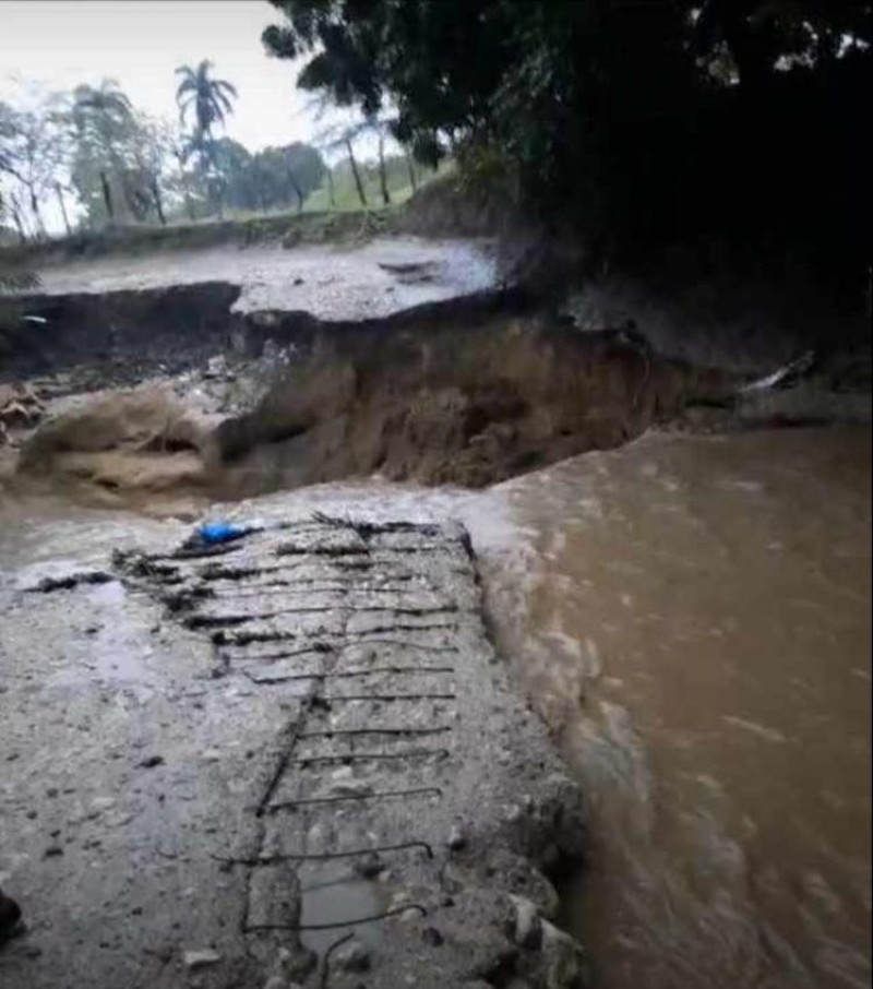 Lluvias provocan caos en Villa Isabela; hay varias viviendas inundadas y trabajos interrumpidos