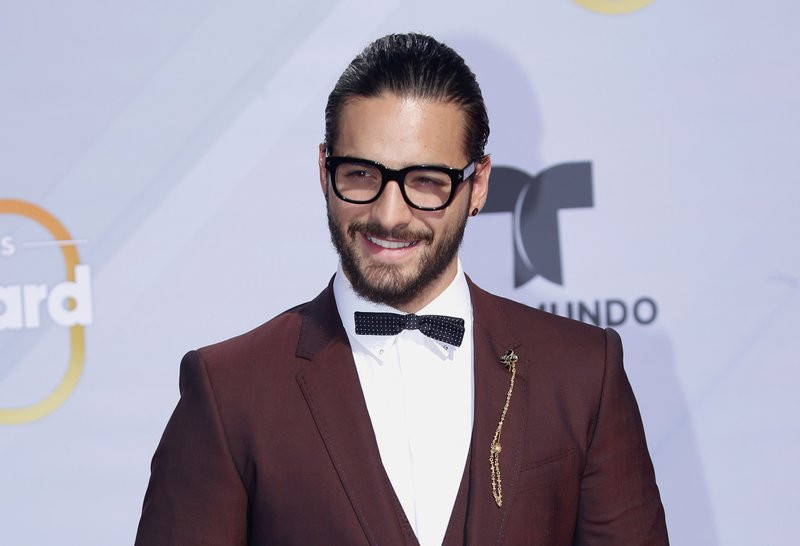 Maluma muestra su lado humilde con una empleada de limpieza de un estadio