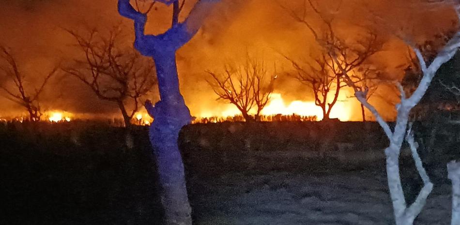 Fuegos provocados por ‘manos criminales’ en cañaverales ponen en acción bomberos del Este