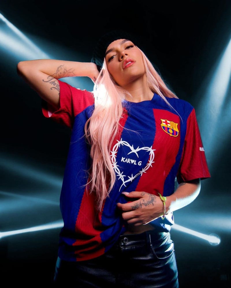 El “flow” de Karol G en la nueva camiseta el FC Barcelona para el Clásico