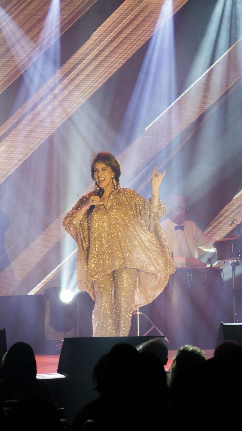 Cecilia García “Vibrante” en su concierto en Escenario 360, abogando por el buen humor y el respeto a los teloneros