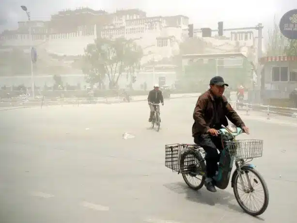 China emite alerta por tormentas de arena en varias regiones del norte y el oeste