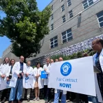 Médicos de hospitales públicos de Nueva York denuncian escasez de personal y exigen aumento salarial