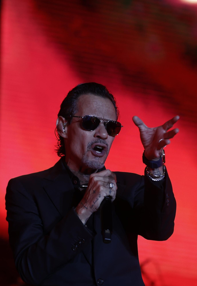 Marc Anthony llena de luz y ritmos de salsa el Navarra Arena con un público entregado