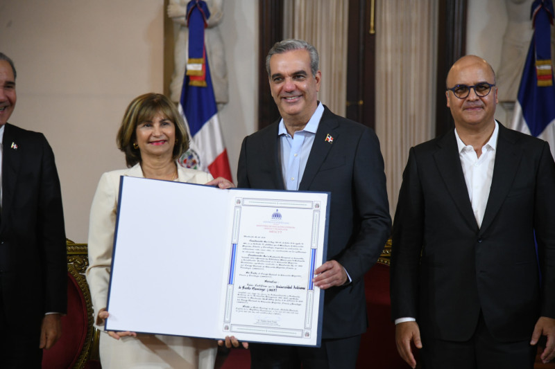 Abinader entrega certificados a universidades e instituciones de educación superior