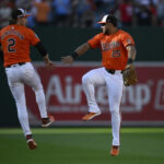 Santander y Rodríguez conducen a los Orioles a derrotar a los Filis de Filadelfia