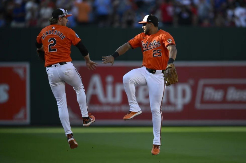 Santander y Rodríguez conducen a los Orioles a derrotar a los Filis de Filadelfia