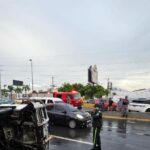 Se produce accidente de tránsito entre minibús y yipeta en avenida Kennedy próximo a Lope de Vega