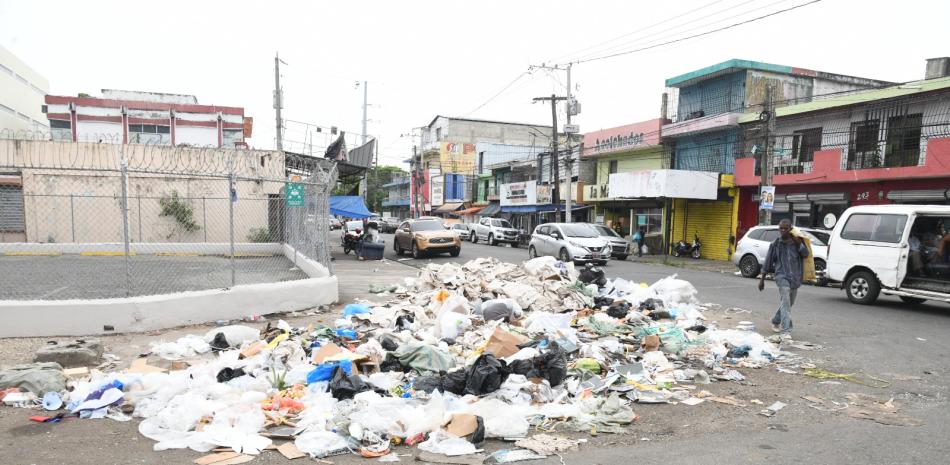 Residentes en cuatro barrios del Distrito Nacional están agobiados por la basura