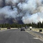 Ráfagas de viento impulsan un incendio en el centro de Oregon y provocan evacuaciones