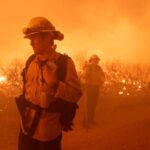 Fuertes vientos y terreno difícil dificultan combate a gran incendio en Los Ángeles