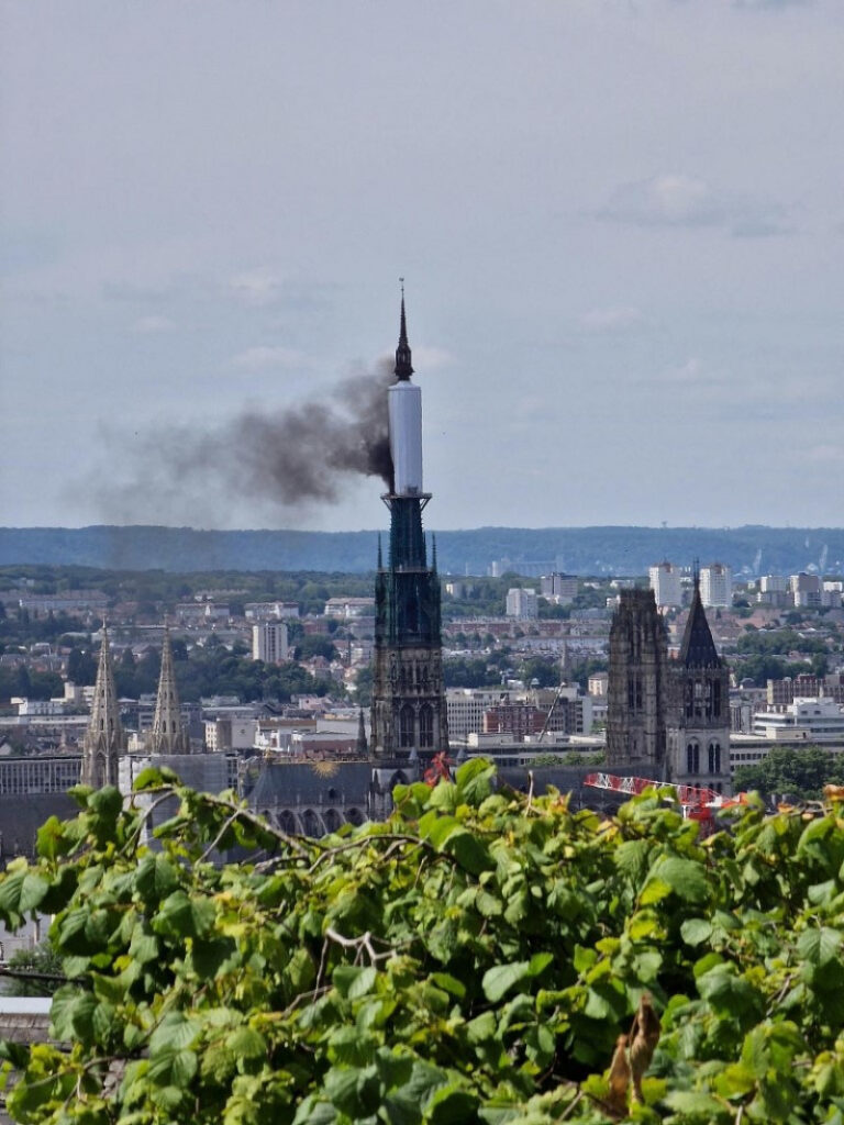 Se incendia la catedral de la ciudad francesa de Ruán