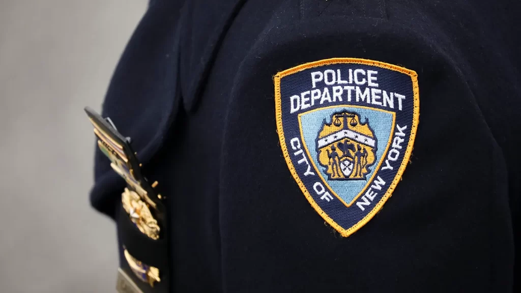 Condenan a exoficial del NYPD por agresión por golpear a un hombre 6 veces