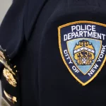 Condenan a exoficial del NYPD por agresión por golpear a un hombre 6 veces