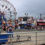 Mujer abusada y novio golpeado en famosa playa Coney Island de Nueva York; 2 latinos arrestados