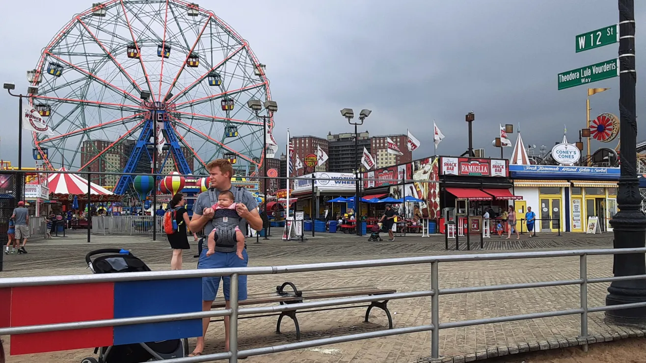 Mujer abusada y novio golpeado en famosa playa Coney Island de Nueva York; 2 latinos arrestados