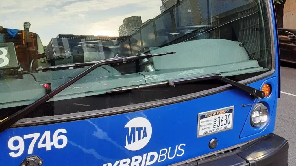 Madre murió arrollada por bus MTA en Queens, Nueva York; conductor MTA huyó