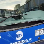 Madre murió arrollada por bus MTA en Queens, Nueva York; conductor MTA huyó