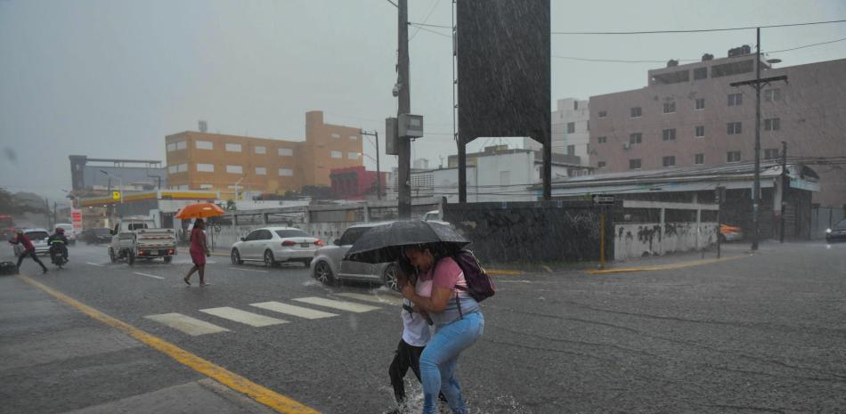 Domingo con aguaceros en varias regiones y temperaturas calurosas