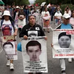 Familias de los 43 de Ayotzinapa acusan a AMLO de encubrir la verdad