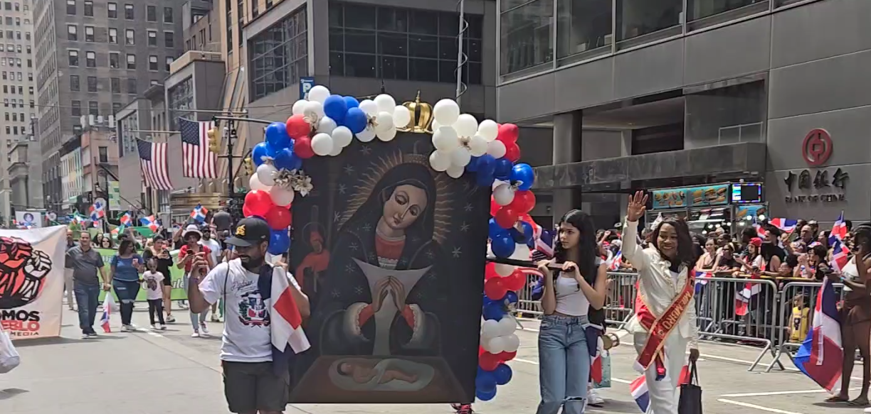 La Virgen En El Desfile Nacional Dominicano