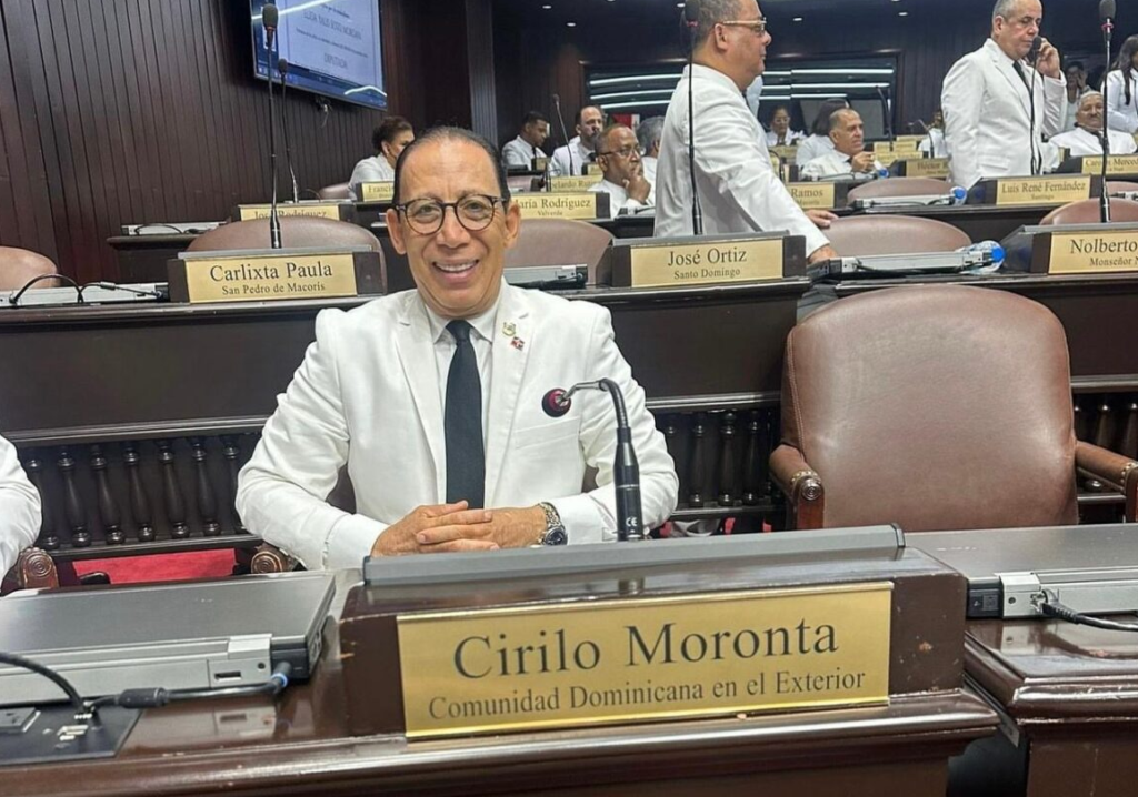 Cirilo Moronta asiste a la toma de posesión del presidente Abinader; recibe investidura como legislador