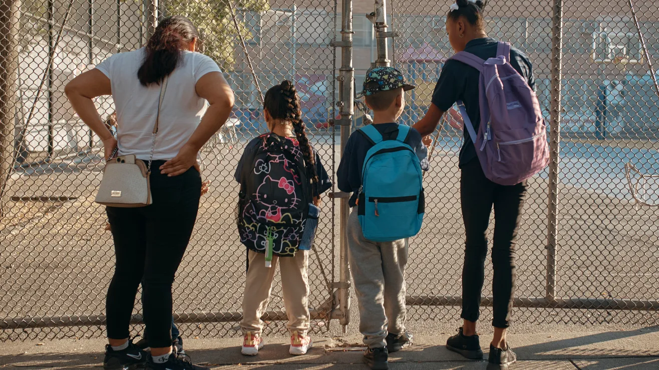 Este es el ABC de las familias migrantes de NYC para el inicio del nuevo año escolar