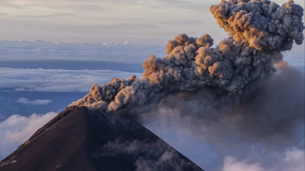 Escaladores lograron escapar cuando un volcán en Indonesia hizo erupción