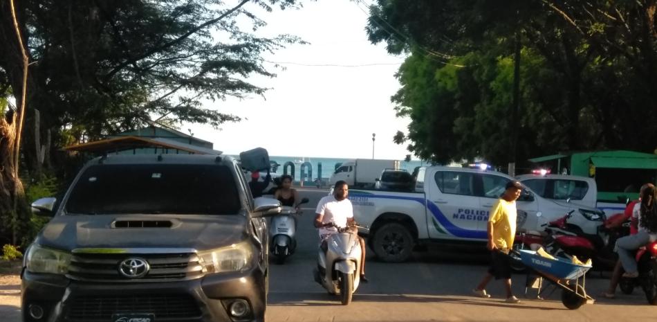 Policía limita acceso a playa en Pedernales