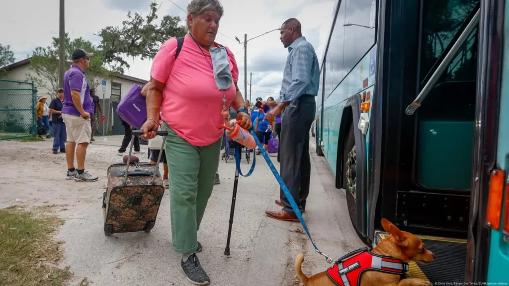 Miles de personas evacúan las costas de Florida ante amenaza del huracán Helene