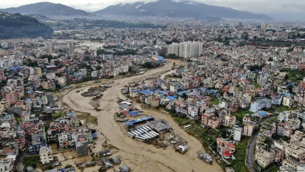 Crece a más de 190 los muertos en las inundaciones de Nepal