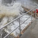 Helene se debilita y se convierte en tormenta tropical mientras avanza hacia Georgia