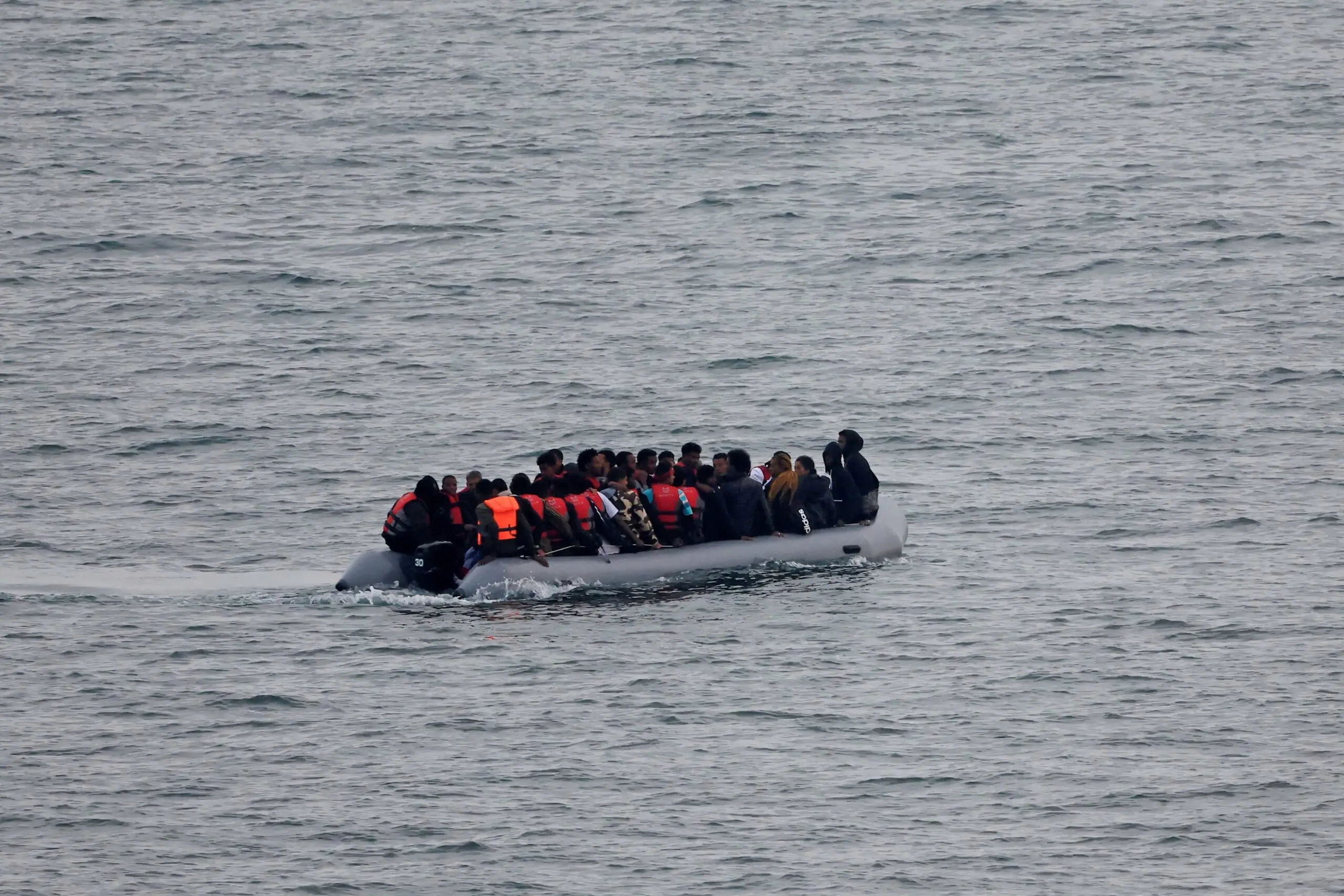 Mueren al menos 8 personas que intentaban cruzar el Canal de la Mancha desde Francia