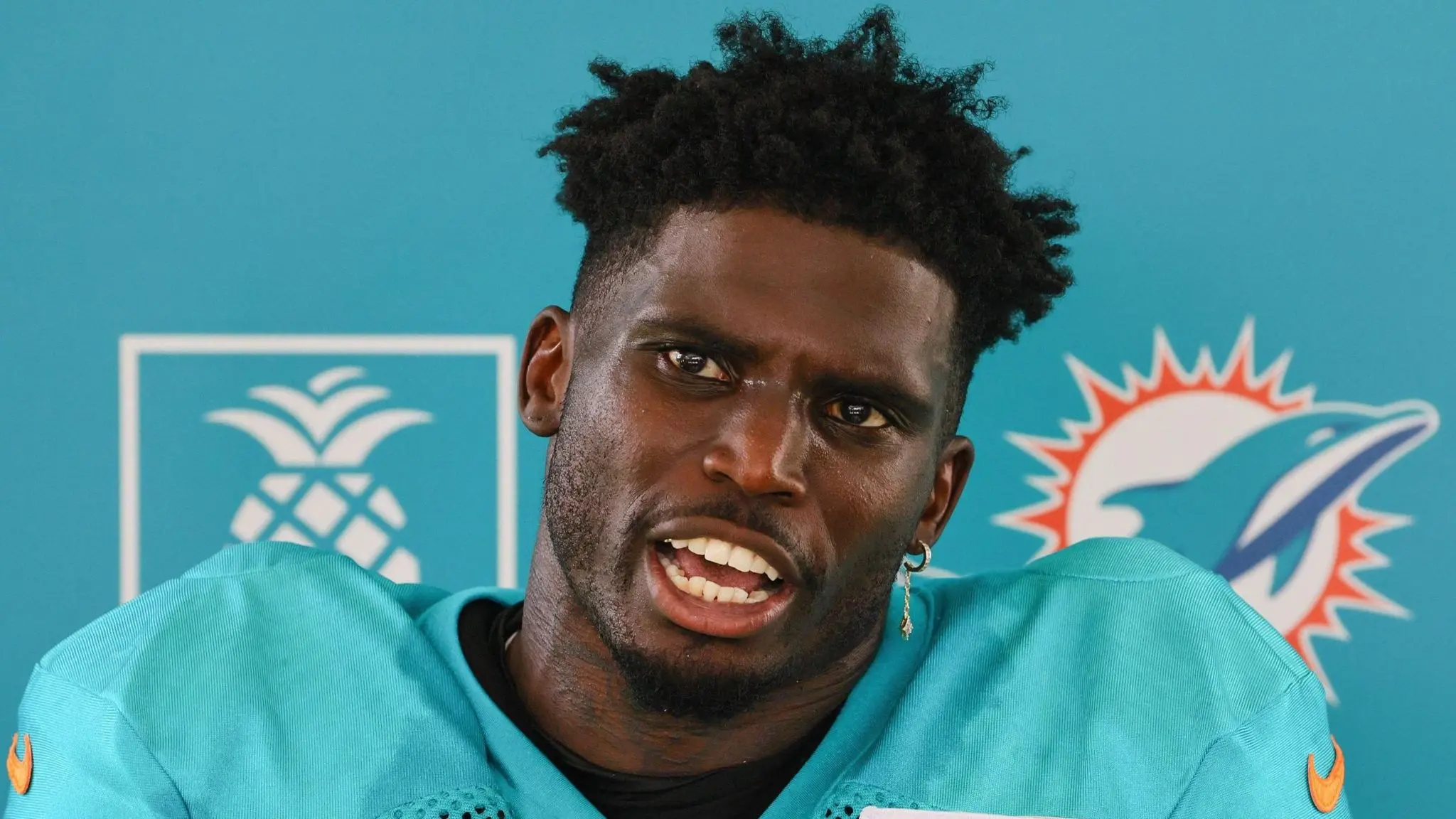 La Policía de Miami separa a oficial que esposó a Tyreek Hill, receptor estelar de los Dolphins