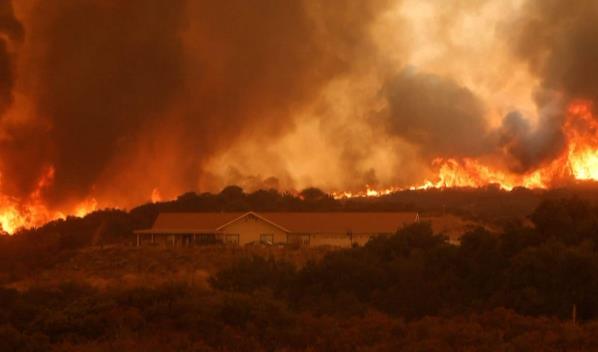  Incendios forestales arrasan con viviendas alrededor de Los Ángeles