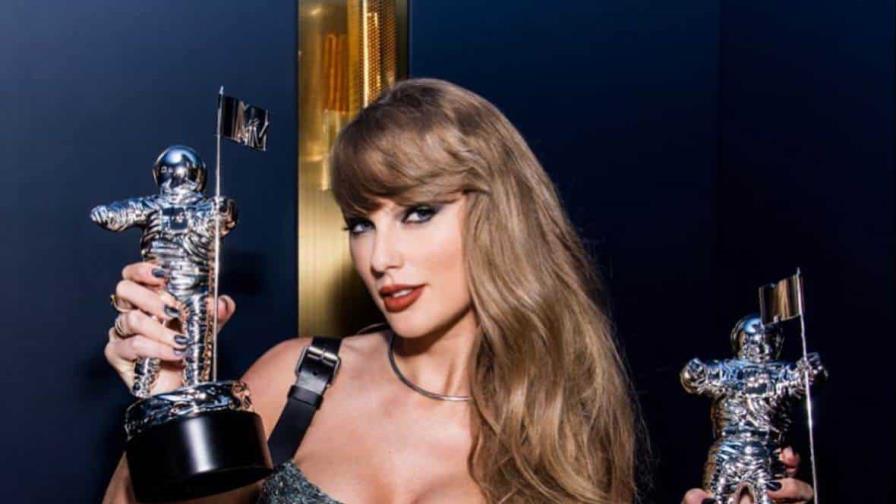 Taylor Swift reina en los MTV VMAs con siete premios y le dedica palabras a su novio